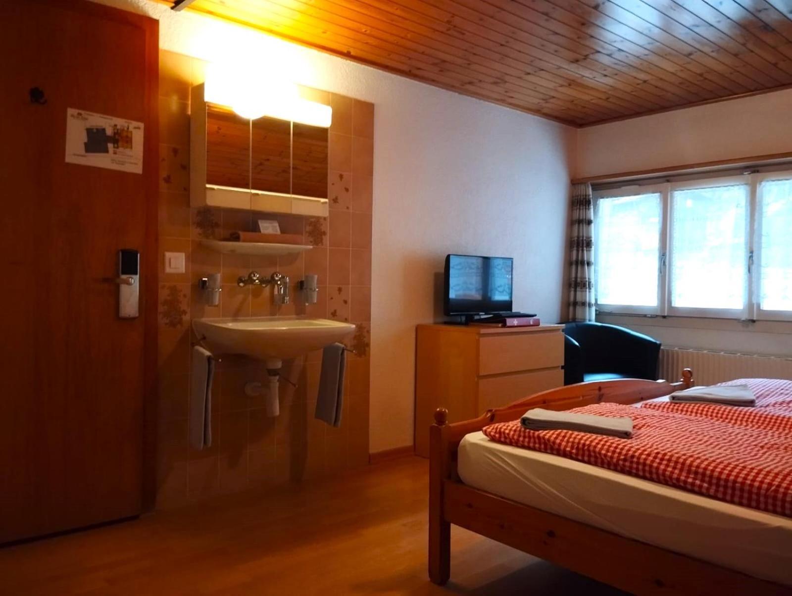 ברינץ Hotel Weisses Kreuz חדר תמונה