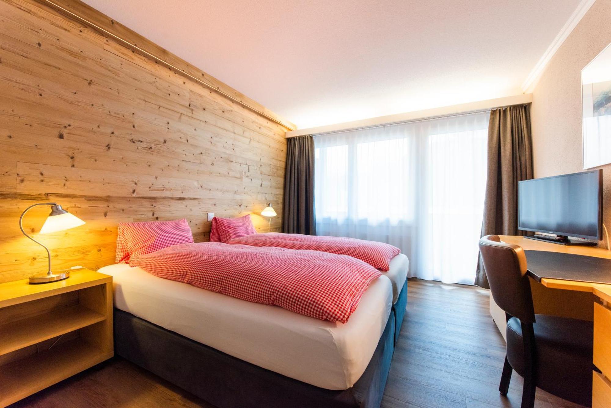 ברינץ Hotel Weisses Kreuz מראה חיצוני תמונה
