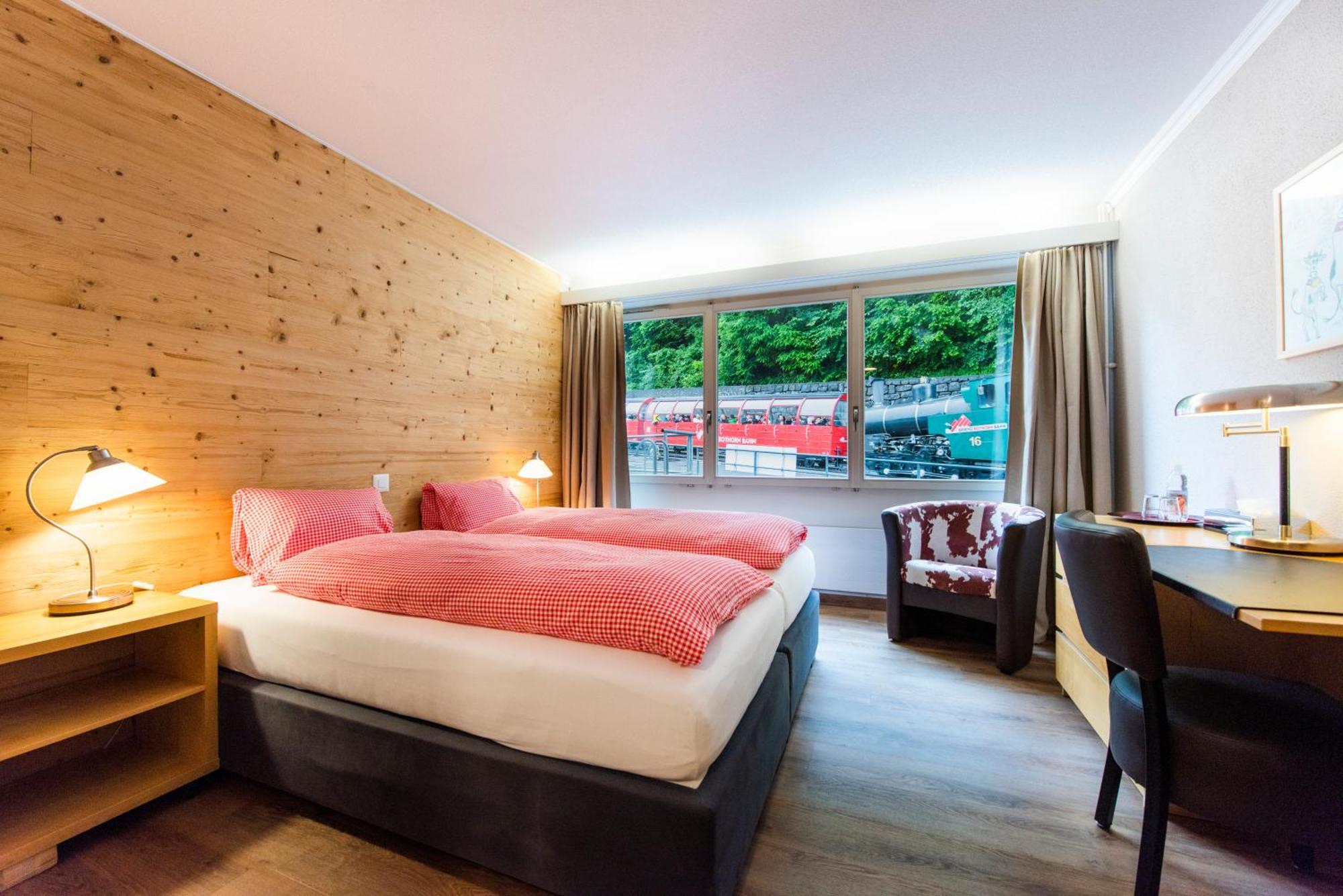 ברינץ Hotel Weisses Kreuz מראה חיצוני תמונה